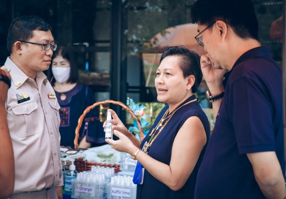ภาพกิจกรรม คณะวิทยาศาสตร์และเทคโนโลยี จัดกิจกรรม Farmer market จำหน่ายสินค้าเกษตรปลอดภัย และแปรรูป