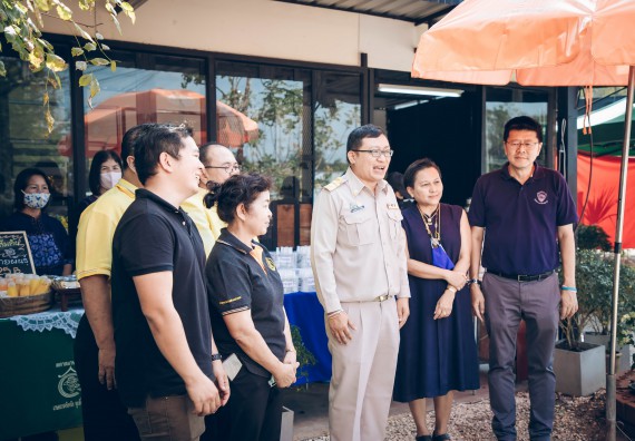ภาพกิจกรรม คณะวิทยาศาสตร์และเทคโนโลยี จัดกิจกรรม Farmer market จำหน่ายสินค้าเกษตรปลอดภัย และแปรรูป
