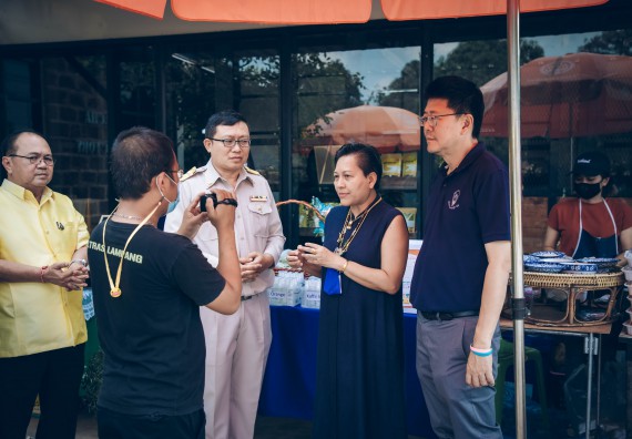 ภาพกิจกรรม คณะวิทยาศาสตร์และเทคโนโลยี จัดกิจกรรม Farmer market จำหน่ายสินค้าเกษตรปลอดภัย และแปรรูป