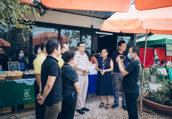 ภาพกิจกรรม คณะวิทยาศาสตร์และเทคโนโลยี จัดกิจกรรม Farmer market จำหน่ายสินค้าเกษตรปลอดภัย และแปรรูป