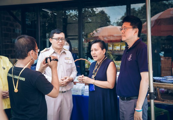 ภาพกิจกรรม คณะวิทยาศาสตร์และเทคโนโลยี จัดกิจกรรม Farmer market จำหน่ายสินค้าเกษตรปลอดภัย และแปรรูป