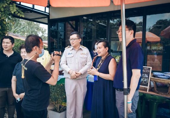 ภาพกิจกรรม คณะวิทยาศาสตร์และเทคโนโลยี จัดกิจกรรม Farmer market จำหน่ายสินค้าเกษตรปลอดภัย และแปรรูป