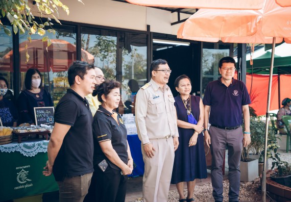 ภาพกิจกรรม คณะวิทยาศาสตร์และเทคโนโลยี จัดกิจกรรม Farmer market จำหน่ายสินค้าเกษตรปลอดภัย และแปรรูป
