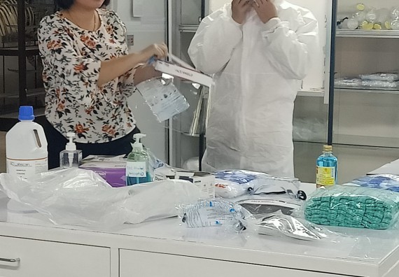 ภาพกิจกรรม โปรแกรมวิชาสาธารณสุขศาสตร์ เข้ารับการอบรมเรื่องความปลอดภัยในห้องปฏิบัติการทางวิทยาศาสตร์ และความรู้ในเรื่องเกี่ยวกับ COVID-19 และอุปกรณ์ป้องกันส่วนบุคคล (PPE) สำหรับเจ้าหน้าที่สาธารณสุขในการปฏิงานภาคสนาม