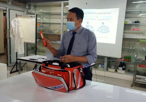 ภาพกิจกรรม โปรแกรมวิชาสาธารณสุขศาสตร์ เข้ารับการอบรมเรื่องความปลอดภัยในห้องปฏิบัติการทางวิทยาศาสตร์ และความรู้ในเรื่องเกี่ยวกับ COVID-19 และอุปกรณ์ป้องกันส่วนบุคคล (PPE) สำหรับเจ้าหน้าที่สาธารณสุขในการปฏิงานภาคสนาม