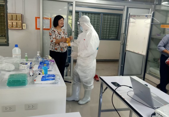 ภาพกิจกรรม โปรแกรมวิชาสาธารณสุขศาสตร์ เข้ารับการอบรมเรื่องความปลอดภัยในห้องปฏิบัติการทางวิทยาศาสตร์ และความรู้ในเรื่องเกี่ยวกับ COVID-19 และอุปกรณ์ป้องกันส่วนบุคคล (PPE) สำหรับเจ้าหน้าที่สาธารณสุขในการปฏิงานภาคสนาม