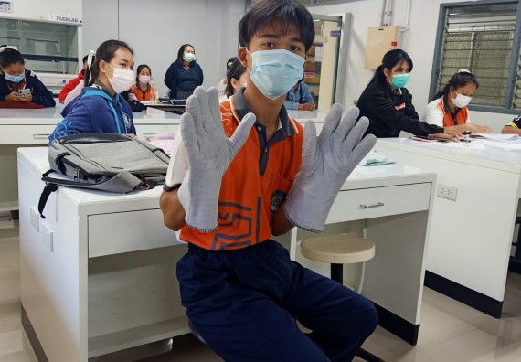 ภาพกิจกรรม โปรแกรมวิชาสาธารณสุขศาสตร์ เข้ารับการอบรมเรื่องความปลอดภัยในห้องปฏิบัติการทางวิทยาศาสตร์ และความรู้ในเรื่องเกี่ยวกับ COVID-19 และอุปกรณ์ป้องกันส่วนบุคคล (PPE) สำหรับเจ้าหน้าที่สาธารณสุขในการปฏิงานภาคสนาม