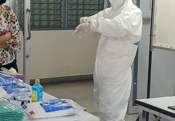 ภาพกิจกรรม โปรแกรมวิชาสาธารณสุขศาสตร์ เข้ารับการอบรมเรื่องความปลอดภัยในห้องปฏิบัติการทางวิทยาศาสตร์ และความรู้ในเรื่องเกี่ยวกับ COVID-19 และอุปกรณ์ป้องกันส่วนบุคคล (PPE) สำหรับเจ้าหน้าที่สาธารณสุขในการปฏิงานภาคสนาม