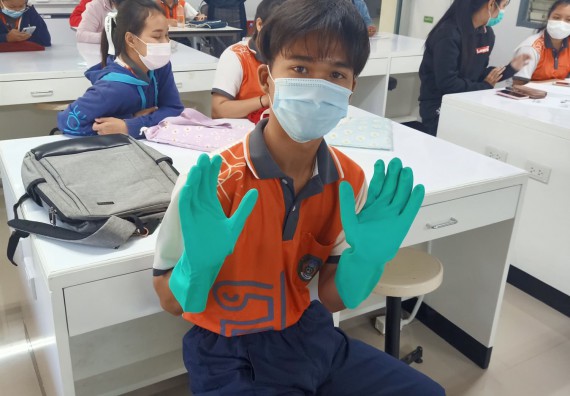 ภาพกิจกรรม โปรแกรมวิชาสาธารณสุขศาสตร์ เข้ารับการอบรมเรื่องความปลอดภัยในห้องปฏิบัติการทางวิทยาศาสตร์ และความรู้ในเรื่องเกี่ยวกับ COVID-19 และอุปกรณ์ป้องกันส่วนบุคคล (PPE) สำหรับเจ้าหน้าที่สาธารณสุขในการปฏิงานภาคสนาม