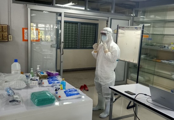 ภาพกิจกรรม โปรแกรมวิชาสาธารณสุขศาสตร์ เข้ารับการอบรมเรื่องความปลอดภัยในห้องปฏิบัติการทางวิทยาศาสตร์ และความรู้ในเรื่องเกี่ยวกับ COVID-19 และอุปกรณ์ป้องกันส่วนบุคคล (PPE) สำหรับเจ้าหน้าที่สาธารณสุขในการปฏิงานภาคสนาม