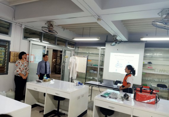 ภาพกิจกรรม โปรแกรมวิชาสาธารณสุขศาสตร์ เข้ารับการอบรมเรื่องความปลอดภัยในห้องปฏิบัติการทางวิทยาศาสตร์ และความรู้ในเรื่องเกี่ยวกับ COVID-19 และอุปกรณ์ป้องกันส่วนบุคคล (PPE) สำหรับเจ้าหน้าที่สาธารณสุขในการปฏิงานภาคสนาม