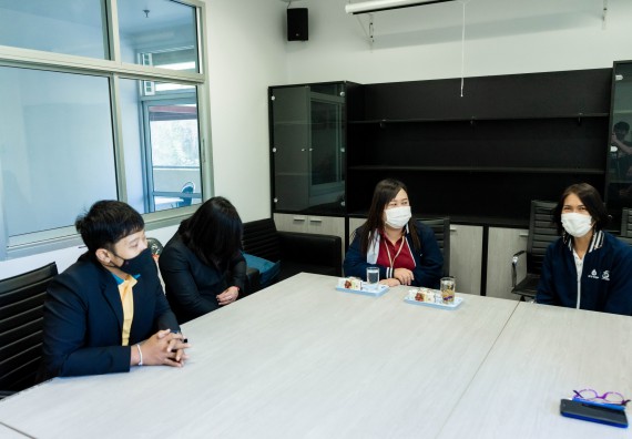 ภาพกิจกรรม ผู้ช่วยศาสตราจารย์ปรัชญา ชะอุ่มผล ผู้ช่วยศาสตราจารย์ ดร.ชญาดา กลิ่นจันทร์ และนายธาดา พรมทับ ต้อนรับผู้แทนบริษัท ปตท.สผ. สยาม จำกัด โครงการผลิตบนฝั่ง (ประเทศไทย) เนื่องในโอกาสเข้าพบเพื่อสวัสดีปีใหม่ ปี 2564