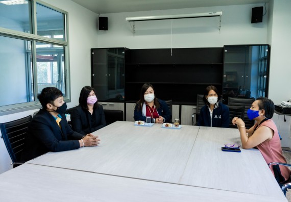 ภาพกิจกรรม ผู้ช่วยศาสตราจารย์ปรัชญา ชะอุ่มผล ผู้ช่วยศาสตราจารย์ ดร.ชญาดา กลิ่นจันทร์ และนายธาดา พรมทับ ต้อนรับผู้แทนบริษัท ปตท.สผ. สยาม จำกัด โครงการผลิตบนฝั่ง (ประเทศไทย) เนื่องในโอกาสเข้าพบเพื่อสวัสดีปีใหม่ ปี 2564