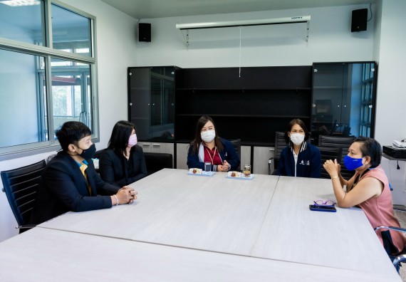 ภาพกิจกรรม ผู้ช่วยศาสตราจารย์ปรัชญา ชะอุ่มผล ผู้ช่วยศาสตราจารย์ ดร.ชญาดา กลิ่นจันทร์ และนายธาดา พรมทับ ต้อนรับผู้แทนบริษัท ปตท.สผ. สยาม จำกัด โครงการผลิตบนฝั่ง (ประเทศไทย) เนื่องในโอกาสเข้าพบเพื่อสวัสดีปีใหม่ ปี 2564