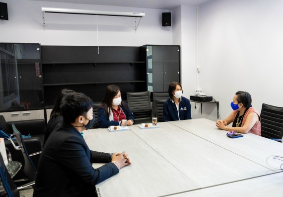 ภาพกิจกรรม ผู้ช่วยศาสตราจารย์ปรัชญา ชะอุ่มผล ผู้ช่วยศาสตราจารย์ ดร.ชญาดา กลิ่นจันทร์ และนายธาดา พรมทับ ต้อนรับผู้แทนบริษัท ปตท.สผ. สยาม จำกัด โครงการผลิตบนฝั่ง (ประเทศไทย) เนื่องในโอกาสเข้าพบเพื่อสวัสดีปีใหม่ ปี 2564