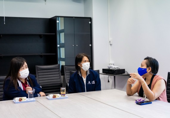 ภาพกิจกรรม ผู้ช่วยศาสตราจารย์ปรัชญา ชะอุ่มผล ผู้ช่วยศาสตราจารย์ ดร.ชญาดา กลิ่นจันทร์ และนายธาดา พรมทับ ต้อนรับผู้แทนบริษัท ปตท.สผ. สยาม จำกัด โครงการผลิตบนฝั่ง (ประเทศไทย) เนื่องในโอกาสเข้าพบเพื่อสวัสดีปีใหม่ ปี 2564