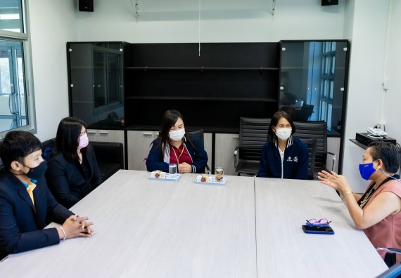 ภาพกิจกรรม ผู้ช่วยศาสตราจารย์ปรัชญา ชะอุ่มผล ผู้ช่วยศาสตราจารย์ ดร.ชญาดา กลิ่นจันทร์ และนายธาดา พรมทับ ต้อนรับผู้แทนบริษัท ปตท.สผ. สยาม จำกัด โครงการผลิตบนฝั่ง (ประเทศไทย) เนื่องในโอกาสเข้าพบเพื่อสวัสดีปีใหม่ ปี 2564