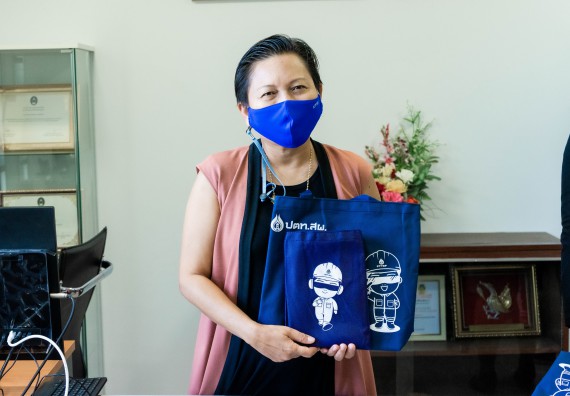 ภาพกิจกรรม ผู้ช่วยศาสตราจารย์ปรัชญา ชะอุ่มผล ผู้ช่วยศาสตราจารย์ ดร.ชญาดา กลิ่นจันทร์ และนายธาดา พรมทับ ต้อนรับผู้แทนบริษัท ปตท.สผ. สยาม จำกัด โครงการผลิตบนฝั่ง (ประเทศไทย) เนื่องในโอกาสเข้าพบเพื่อสวัสดีปีใหม่ ปี 2564