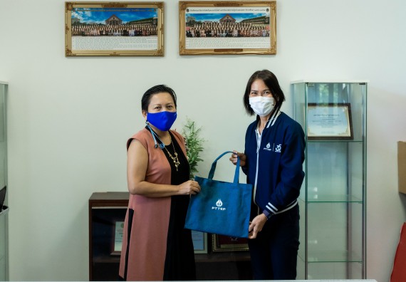 ภาพกิจกรรม ผู้ช่วยศาสตราจารย์ปรัชญา ชะอุ่มผล ผู้ช่วยศาสตราจารย์ ดร.ชญาดา กลิ่นจันทร์ และนายธาดา พรมทับ ต้อนรับผู้แทนบริษัท ปตท.สผ. สยาม จำกัด โครงการผลิตบนฝั่ง (ประเทศไทย) เนื่องในโอกาสเข้าพบเพื่อสวัสดีปีใหม่ ปี 2564