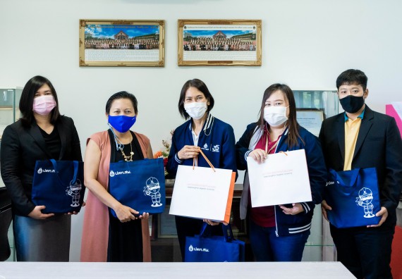 ภาพกิจกรรม ผู้ช่วยศาสตราจารย์ปรัชญา ชะอุ่มผล ผู้ช่วยศาสตราจารย์ ดร.ชญาดา กลิ่นจันทร์ และนายธาดา พรมทับ ต้อนรับผู้แทนบริษัท ปตท.สผ. สยาม จำกัด โครงการผลิตบนฝั่ง (ประเทศไทย) เนื่องในโอกาสเข้าพบเพื่อสวัสดีปีใหม่ ปี 2564