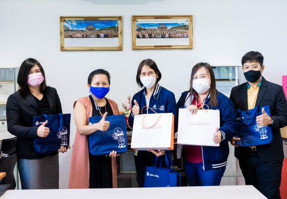 ภาพกิจกรรม ผู้ช่วยศาสตราจารย์ปรัชญา ชะอุ่มผล ผู้ช่วยศาสตราจารย์ ดร.ชญาดา กลิ่นจันทร์ และนายธาดา พรมทับ ต้อนรับผู้แทนบริษัท ปตท.สผ. สยาม จำกัด โครงการผลิตบนฝั่ง (ประเทศไทย) เนื่องในโอกาสเข้าพบเพื่อสวัสดีปีใหม่ ปี 2564