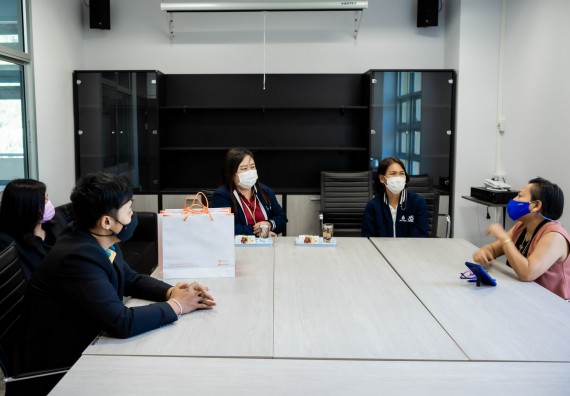 ภาพกิจกรรม ผู้ช่วยศาสตราจารย์ปรัชญา ชะอุ่มผล ผู้ช่วยศาสตราจารย์ ดร.ชญาดา กลิ่นจันทร์ และนายธาดา พรมทับ ต้อนรับผู้แทนบริษัท ปตท.สผ. สยาม จำกัด โครงการผลิตบนฝั่ง (ประเทศไทย) เนื่องในโอกาสเข้าพบเพื่อสวัสดีปีใหม่ ปี 2564