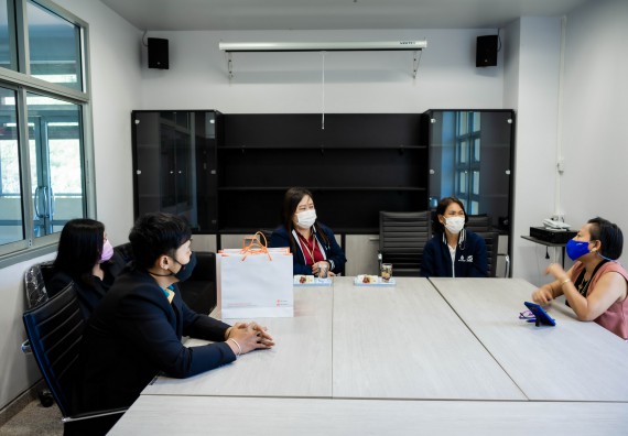 ภาพกิจกรรม ผู้ช่วยศาสตราจารย์ปรัชญา ชะอุ่มผล ผู้ช่วยศาสตราจารย์ ดร.ชญาดา กลิ่นจันทร์ และนายธาดา พรมทับ ต้อนรับผู้แทนบริษัท ปตท.สผ. สยาม จำกัด โครงการผลิตบนฝั่ง (ประเทศไทย) เนื่องในโอกาสเข้าพบเพื่อสวัสดีปีใหม่ ปี 2564