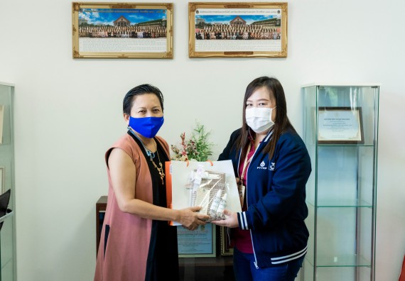 ภาพกิจกรรม ผู้ช่วยศาสตราจารย์ปรัชญา ชะอุ่มผล ผู้ช่วยศาสตราจารย์ ดร.ชญาดา กลิ่นจันทร์ และนายธาดา พรมทับ ต้อนรับผู้แทนบริษัท ปตท.สผ. สยาม จำกัด โครงการผลิตบนฝั่ง (ประเทศไทย) เนื่องในโอกาสเข้าพบเพื่อสวัสดีปีใหม่ ปี 2564