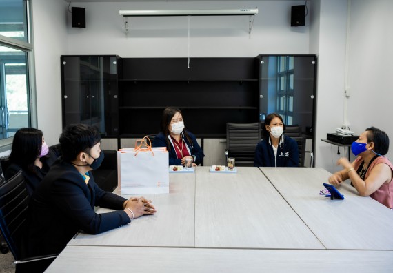 ภาพกิจกรรม ผู้ช่วยศาสตราจารย์ปรัชญา ชะอุ่มผล ผู้ช่วยศาสตราจารย์ ดร.ชญาดา กลิ่นจันทร์ และนายธาดา พรมทับ ต้อนรับผู้แทนบริษัท ปตท.สผ. สยาม จำกัด โครงการผลิตบนฝั่ง (ประเทศไทย) เนื่องในโอกาสเข้าพบเพื่อสวัสดีปีใหม่ ปี 2564