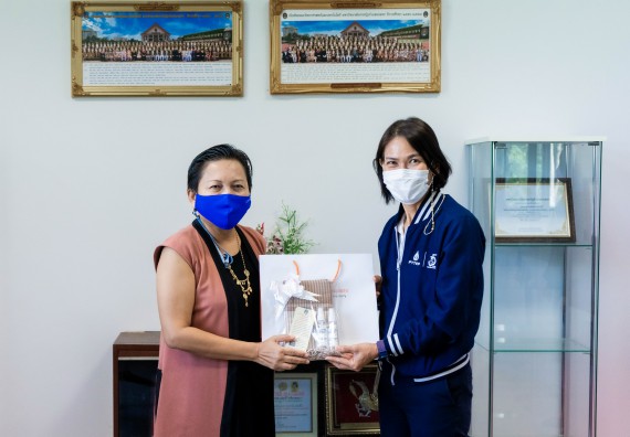 ภาพกิจกรรม ผู้ช่วยศาสตราจารย์ปรัชญา ชะอุ่มผล ผู้ช่วยศาสตราจารย์ ดร.ชญาดา กลิ่นจันทร์ และนายธาดา พรมทับ ต้อนรับผู้แทนบริษัท ปตท.สผ. สยาม จำกัด โครงการผลิตบนฝั่ง (ประเทศไทย) เนื่องในโอกาสเข้าพบเพื่อสวัสดีปีใหม่ ปี 2564