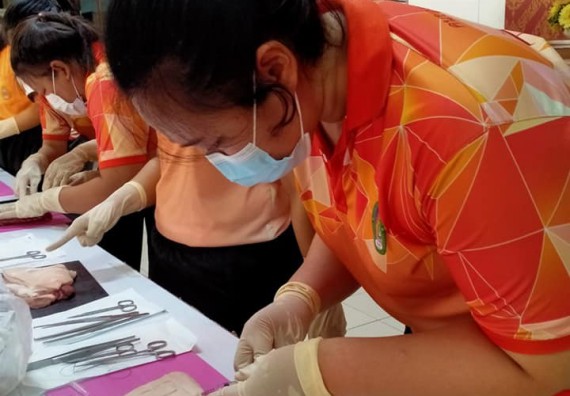 ภาพกิจกรรม โปรแกรมวิชาสาธารณสุขศาสตร์ จัดอบรมการเย็บแผล ตัดไหม
