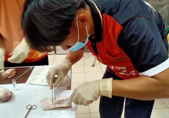 ภาพกิจกรรม โปรแกรมวิชาสาธารณสุขศาสตร์ จัดอบรมการเย็บแผล ตัดไหม