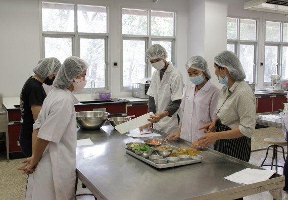 ภาพกิจกรรม โปรแกรมวิชาวิทยาศาสตร์และเทคโนโลยีการอาหาร จัดอบรมเชิงปฏิบัติการ เรื่อง การแปรรูปเห็ด