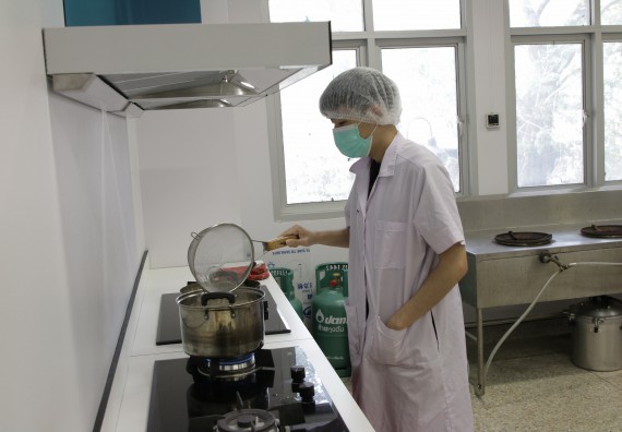 ภาพกิจกรรม โปรแกรมวิชาวิทยาศาสตร์และเทคโนโลยีการอาหาร จัดอบรมเชิงปฏิบัติการ เรื่อง การแปรรูปเห็ด