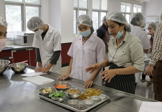 ภาพกิจกรรม โปรแกรมวิชาวิทยาศาสตร์และเทคโนโลยีการอาหาร จัดอบรมเชิงปฏิบัติการ เรื่อง การแปรรูปเห็ด