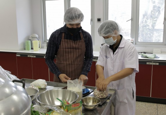 ภาพกิจกรรม โปรแกรมวิชาวิทยาศาสตร์และเทคโนโลยีการอาหาร จัดอบรมเชิงปฏิบัติการ เรื่อง การแปรรูปเห็ด