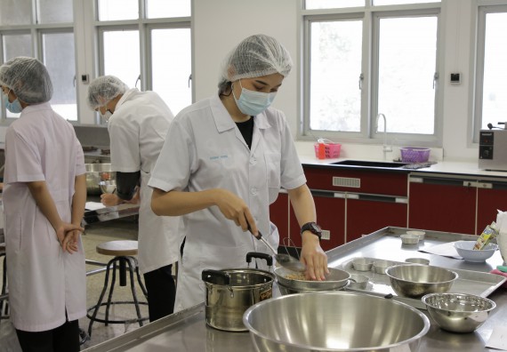 ภาพกิจกรรม โปรแกรมวิชาวิทยาศาสตร์และเทคโนโลยีการอาหาร จัดอบรมเชิงปฏิบัติการ เรื่อง การแปรรูปเห็ด