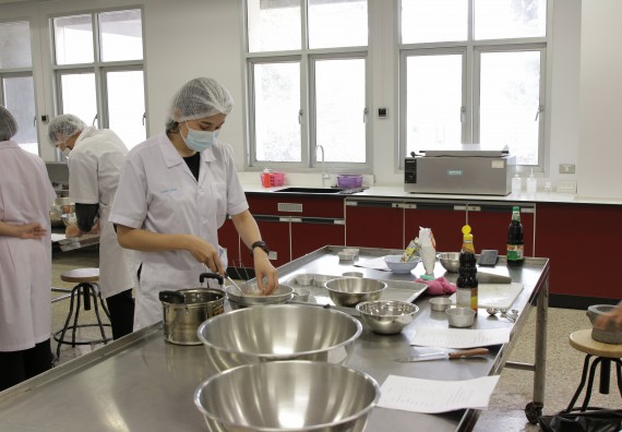 ภาพกิจกรรม โปรแกรมวิชาวิทยาศาสตร์และเทคโนโลยีการอาหาร จัดอบรมเชิงปฏิบัติการ เรื่อง การแปรรูปเห็ด