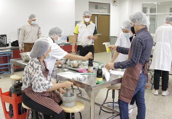 ภาพกิจกรรม โปรแกรมวิชาวิทยาศาสตร์และเทคโนโลยีการอาหาร จัดอบรมเชิงปฏิบัติการ เรื่อง การแปรรูปเห็ด