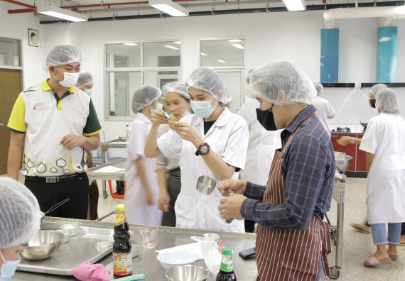 ภาพกิจกรรม โปรแกรมวิชาวิทยาศาสตร์และเทคโนโลยีการอาหาร จัดอบรมเชิงปฏิบัติการ เรื่อง การแปรรูปเห็ด