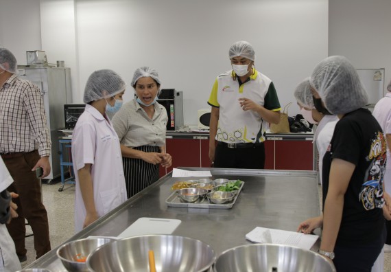 ภาพกิจกรรม โปรแกรมวิชาวิทยาศาสตร์และเทคโนโลยีการอาหาร จัดอบรมเชิงปฏิบัติการ เรื่อง การแปรรูปเห็ด