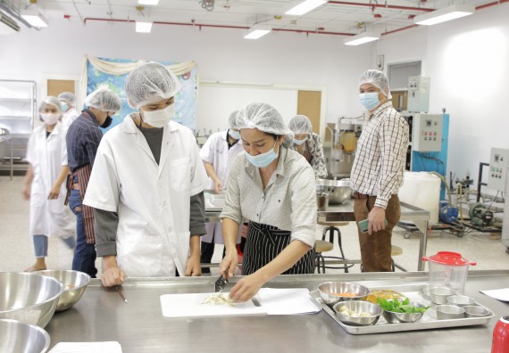 ภาพกิจกรรม โปรแกรมวิชาวิทยาศาสตร์และเทคโนโลยีการอาหาร จัดอบรมเชิงปฏิบัติการ เรื่อง การแปรรูปเห็ด