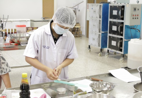 ภาพกิจกรรม โปรแกรมวิชาวิทยาศาสตร์และเทคโนโลยีการอาหาร จัดอบรมเชิงปฏิบัติการ เรื่อง การแปรรูปเห็ด