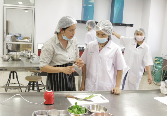 ภาพกิจกรรม โปรแกรมวิชาวิทยาศาสตร์และเทคโนโลยีการอาหาร จัดอบรมเชิงปฏิบัติการ เรื่อง การแปรรูปเห็ด