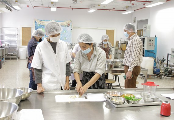 ภาพกิจกรรม โปรแกรมวิชาวิทยาศาสตร์และเทคโนโลยีการอาหาร จัดอบรมเชิงปฏิบัติการ เรื่อง การแปรรูปเห็ด