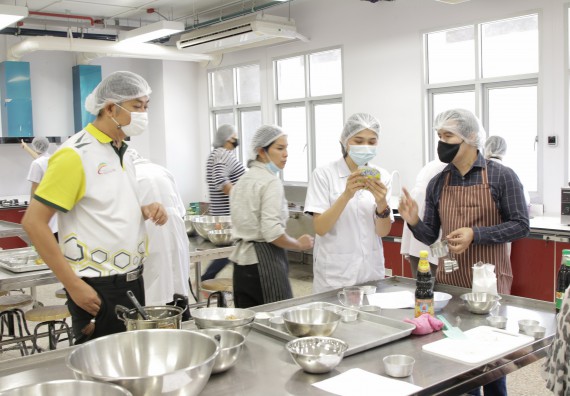 ภาพกิจกรรม โปรแกรมวิชาวิทยาศาสตร์และเทคโนโลยีการอาหาร จัดอบรมเชิงปฏิบัติการ เรื่อง การแปรรูปเห็ด