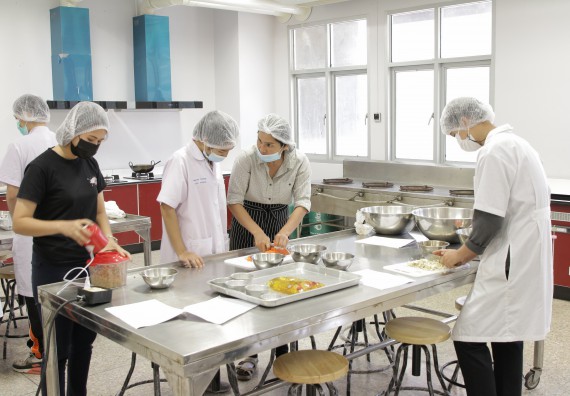 ภาพกิจกรรม โปรแกรมวิชาวิทยาศาสตร์และเทคโนโลยีการอาหาร จัดอบรมเชิงปฏิบัติการ เรื่อง การแปรรูปเห็ด