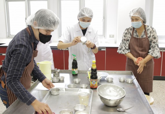 ภาพกิจกรรม โปรแกรมวิชาวิทยาศาสตร์และเทคโนโลยีการอาหาร จัดอบรมเชิงปฏิบัติการ เรื่อง การแปรรูปเห็ด