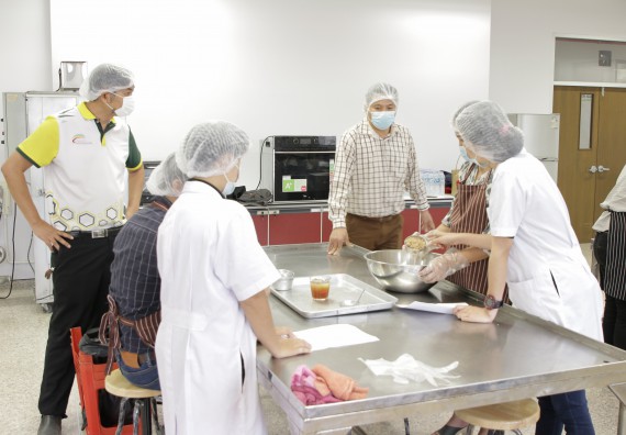 ภาพกิจกรรม โปรแกรมวิชาวิทยาศาสตร์และเทคโนโลยีการอาหาร จัดอบรมเชิงปฏิบัติการ เรื่อง การแปรรูปเห็ด