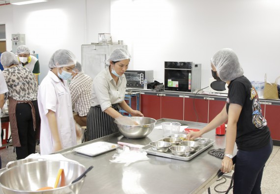 ภาพกิจกรรม โปรแกรมวิชาวิทยาศาสตร์และเทคโนโลยีการอาหาร จัดอบรมเชิงปฏิบัติการ เรื่อง การแปรรูปเห็ด